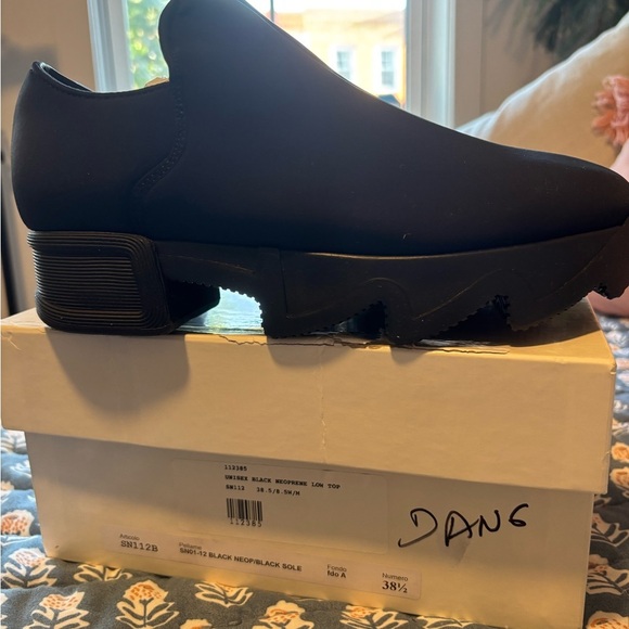 🎁 NIB iRi NYC Wes-I Low Top Sneakers – Black – Size 38.5 (8.5) 👟🖤 - Picture 5 of 9